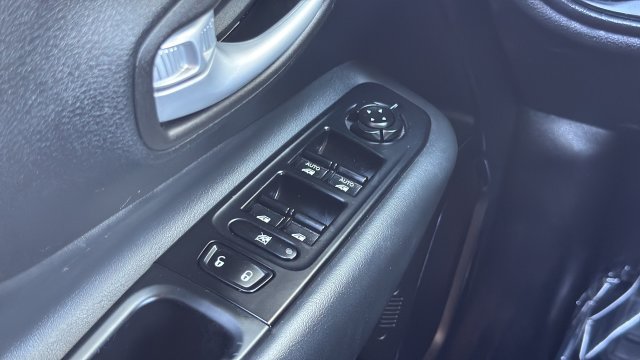 Used 2023 Jeep Renegade Latitude AWD/4WD image 11