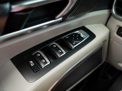 Used 2025 Kia Telluride S FWD image 32