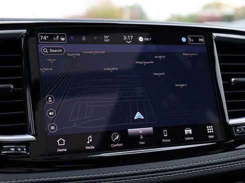 Used 2025 Chrysler Pacifica Limited image 23