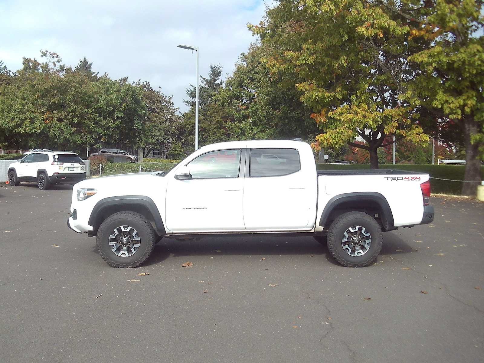 Used 2016 Toyota Tacoma TRD Off-Road w/ Towing Package AWD/4WD image 2