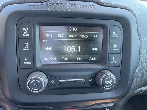Used 2016 Jeep Renegade Latitude w/ Cold Weather Group FWD image 13