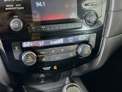 Used 2017 Nissan Rogue SV FWD image 22
