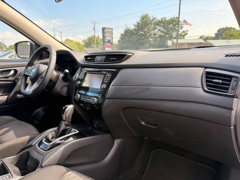 Used 2017 Nissan Rogue SV w/ SV Premium Package FWD image 24