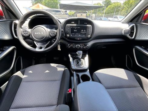 Used 2025 Kia Soul LX w/ LX Technology Package FWD image 6