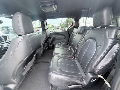 Used 2020 Chrysler Pacifica Touring-L FWD image 27