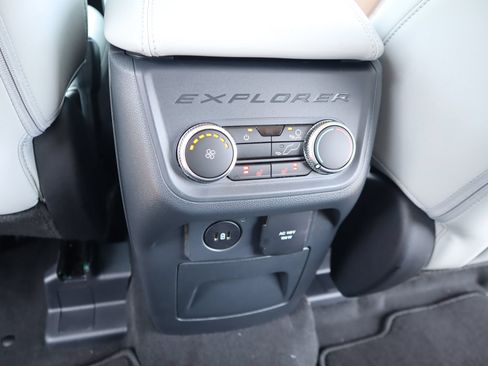 New 2026 Ford Explorer Platinum w/ LUX Leather Package AWD/4WD image 16