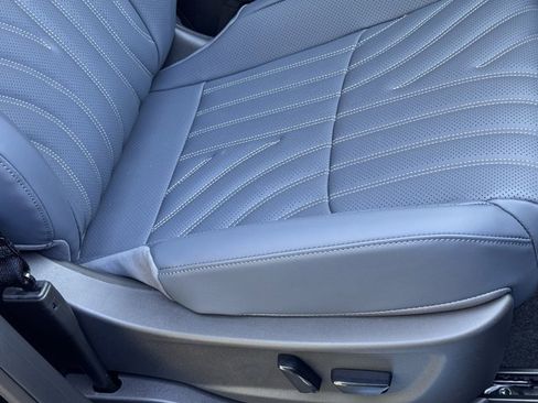 New 2025 Nissan Ariya Platinum image 18