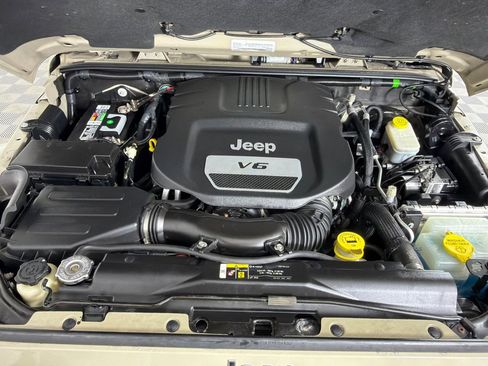 Used 2017 Jeep Wrangler Unlimited Sahara w/ Connectivity Group AWD/4WD image 23