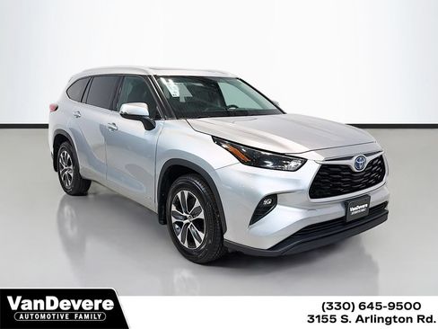 Used 2022 Toyota Highlander XLE AWD/4WD image 1