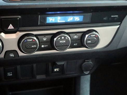 Used 2022 Toyota Tacoma TRD Off-Road image 31