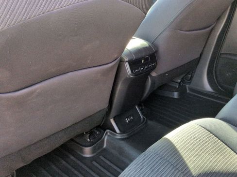 Used 2021 Toyota Highlander LE FWD image 16