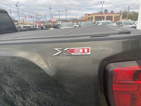 Used 2022 GMC Sierra 2500 SLT w/ SLT Premium Package image 3