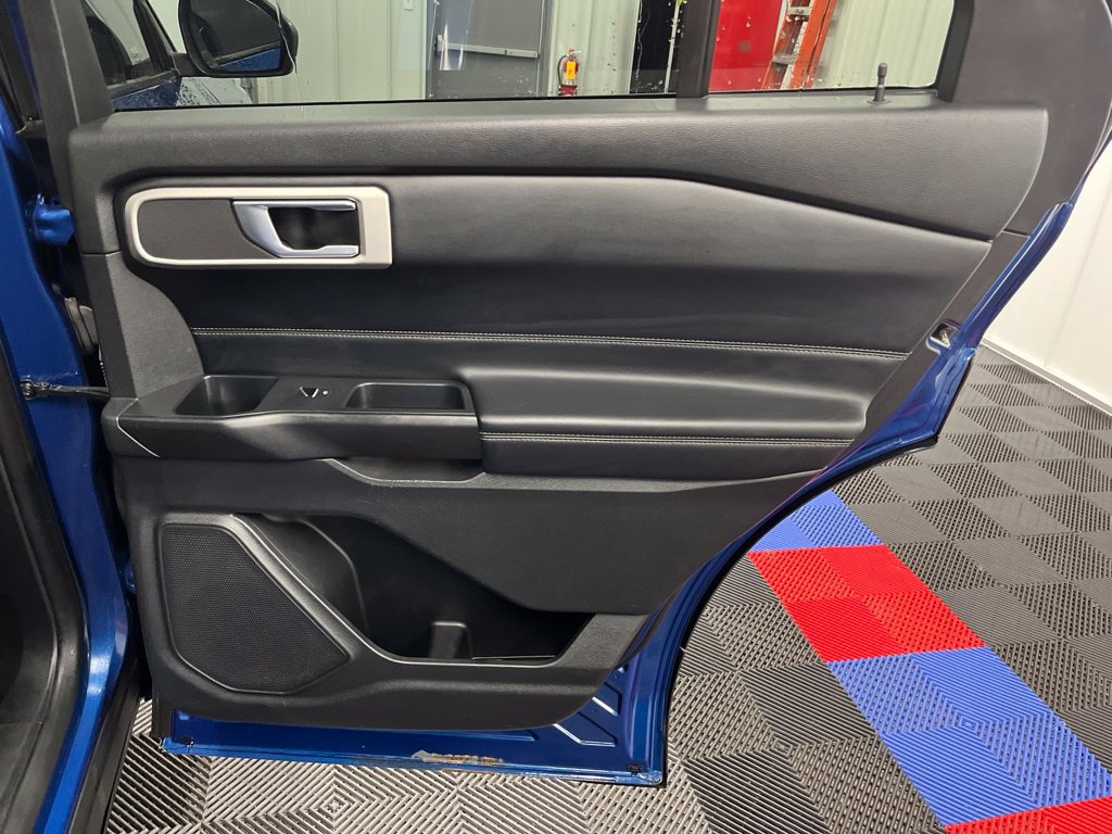 Used 2020 Ford Explorer XLT w/ Equipment Group 202A AWD/4WD image 17
