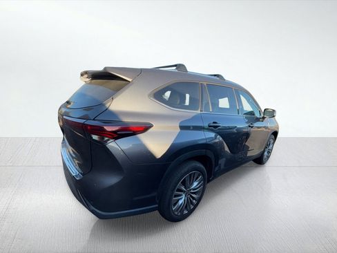 Used 2024 Toyota Highlander Platinum image 4