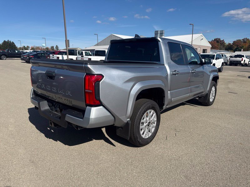 Used 2025 Toyota Tacoma SR5 AWD/4WD image 12