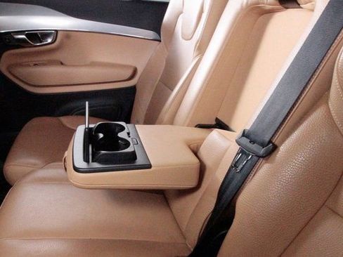 Used 2016 Volvo XC90 T6 Momentum image 27