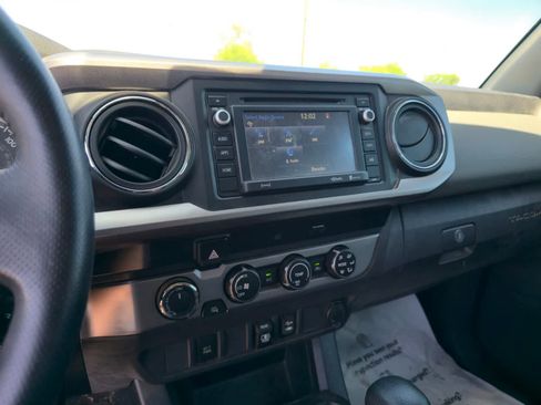 Used 2019 Toyota Tacoma SR5 AWD/4WD image 11