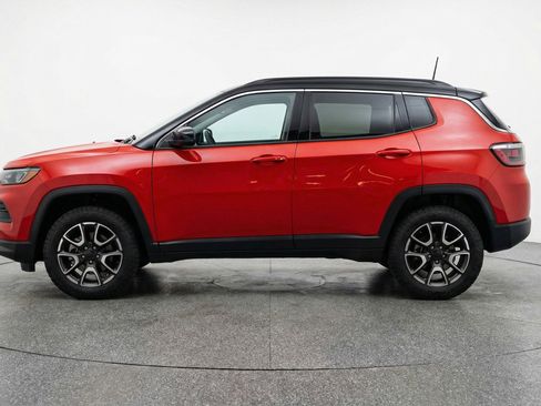Used 2025 Jeep Compass Trailhawk AWD/4WD image 5