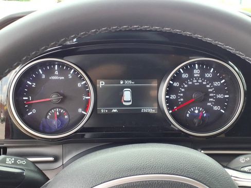 Used 2024 Kia Carnival EX FWD image 20