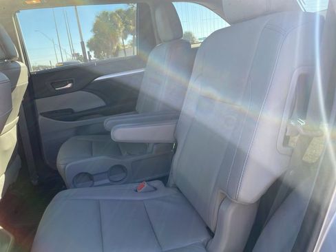 Used 2017 Toyota Highlander SE image 11