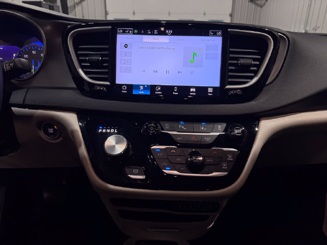 Used 2024 Chrysler Pacifica Touring-L FWD image 14