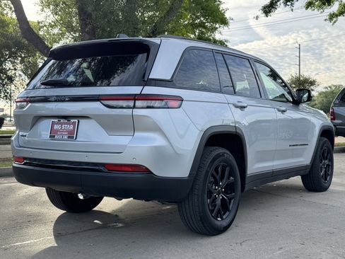 Used 2025 Jeep Grand Cherokee Altitude image 8