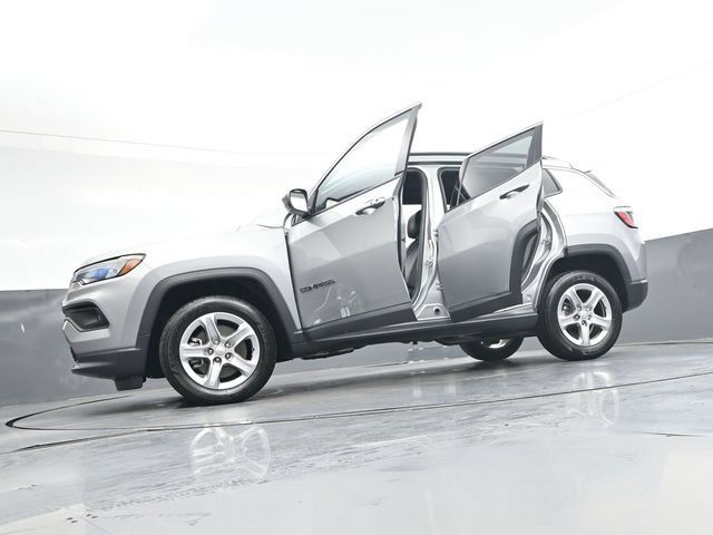 Used 2023 Jeep Compass Latitude w/ Sun and Sound Group AWD/4WD image 43