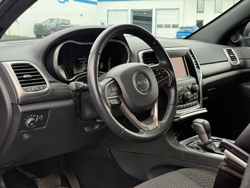 Used 2020 Jeep Grand Cherokee Laredo AWD/4WD image 23