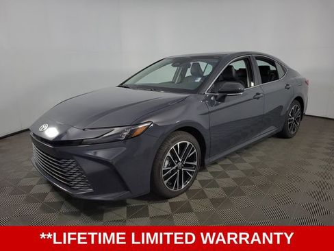 Used 2025 Toyota Camry XLE AWD/4WD image 3
