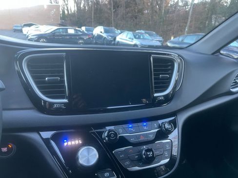 Used 2025 Chrysler Pacifica Select image 17