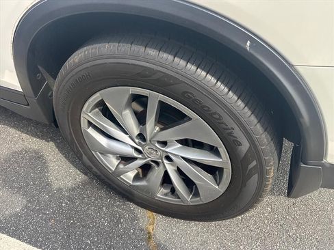 Used 2019 Nissan Rogue SV w/ Premium Package FWD image 13