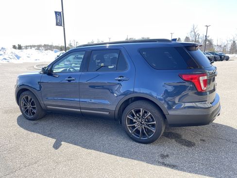 Used 2017 Ford Explorer XLT w/ XLT Appearance Package image 6