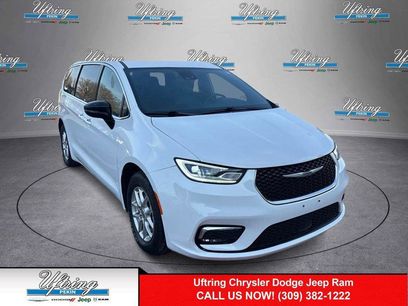 Used 2025 Chrysler Pacifica Select