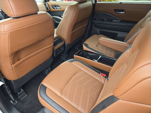 Used 2023 Nissan Pathfinder Platinum FWD image 11