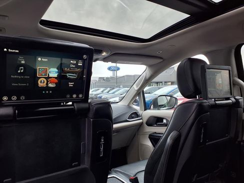 Used 2019 Chrysler Pacifica Limited image 10