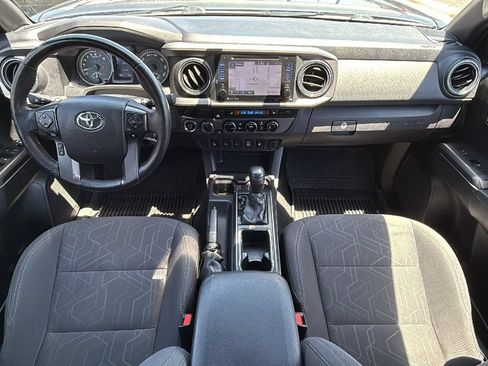 Used 2017 Toyota Tacoma TRD Off-Road w/ Premium & Technology Package AWD/4WD image 19
