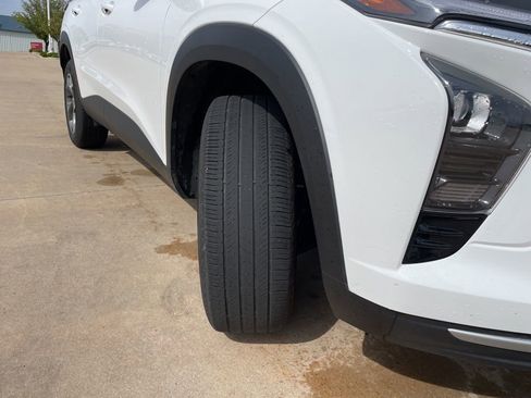 Used 2025 Chevrolet Trax LT w/ LT Convenience Package FWD image 16