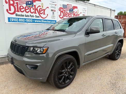 Used 2022 Jeep Grand Cherokee Laredo X AWD/4WD image 6