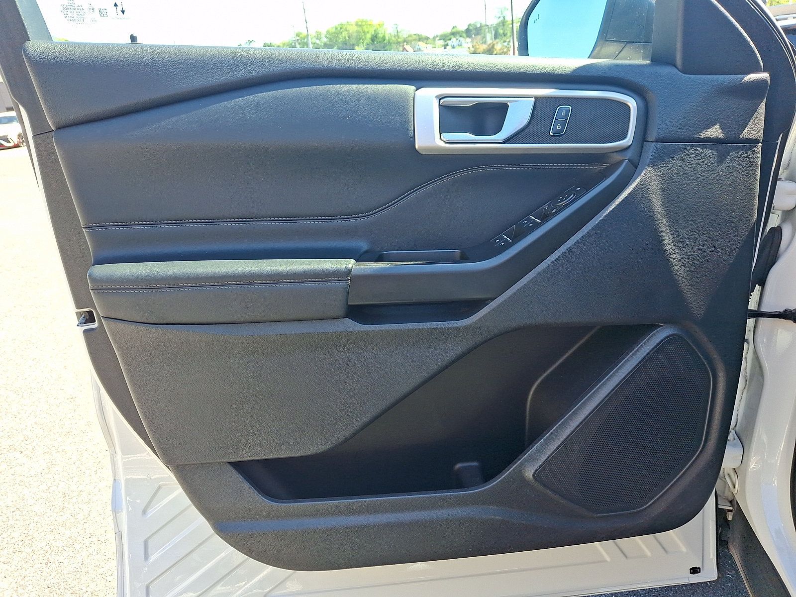Used 2020 Ford Explorer XLT w/ Equipment Group 202A AWD/4WD image 14