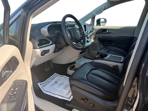 Used 2023 Chrysler Pacifica Touring-L FWD image 10