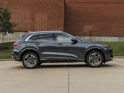 Certified 2025 Audi Q5 Premium AWD/4WD image 3