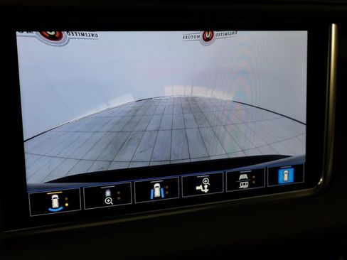 Used 2021 GMC Yukon XL Denali w/ Denali Premium Package image 7