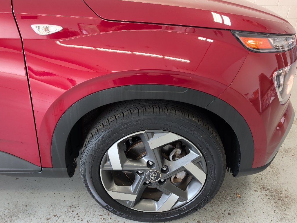 Used 2025 Hyundai Venue SEL FWD image 3