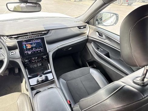 Used 2024 Jeep Grand Cherokee Altitude AWD/4WD image 28