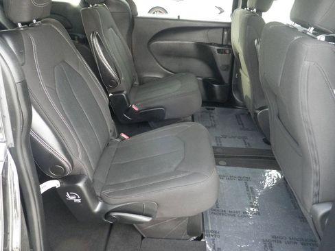 Used 2022 Chrysler Pacifica Touring image 31