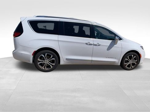 Used 2022 Chrysler Pacifica Pinnacle image 11