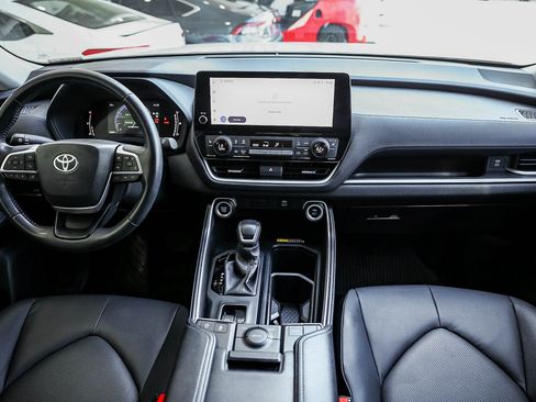 Used 2024 Toyota Grand Highlander XLE image 17