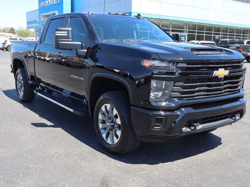 Used 2024 Chevrolet Silverado 2500 Custom w/ Custom Value Package image 2