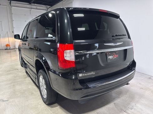 Used 2015 Chrysler Town & Country Touring FWD image 5