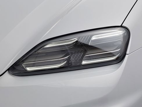 Used 2025 Porsche Macan Electric RWD image 33